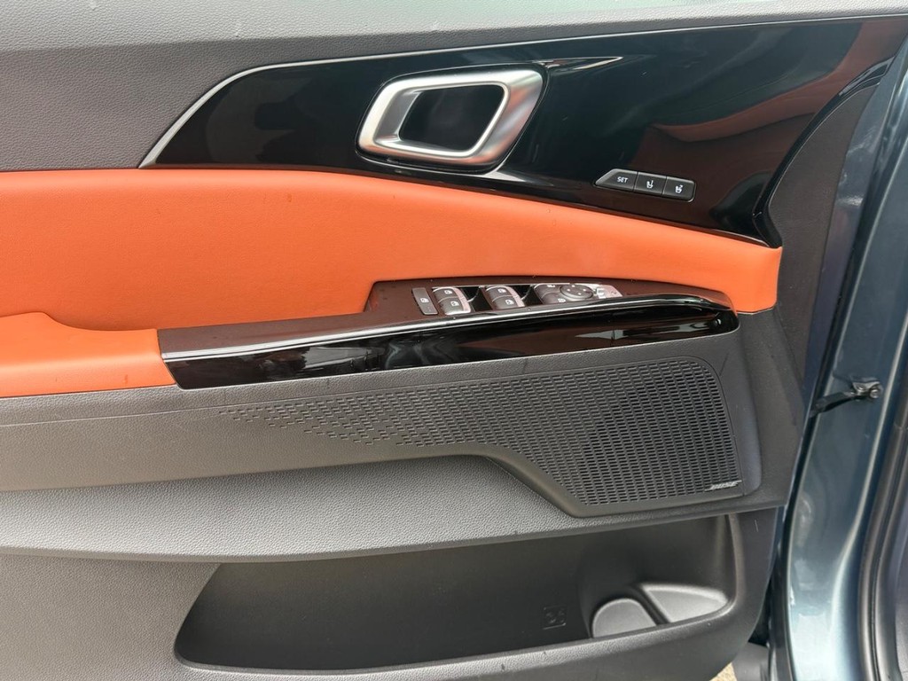 Kia Carnival Vehicle Full-screen Gallery Image 26