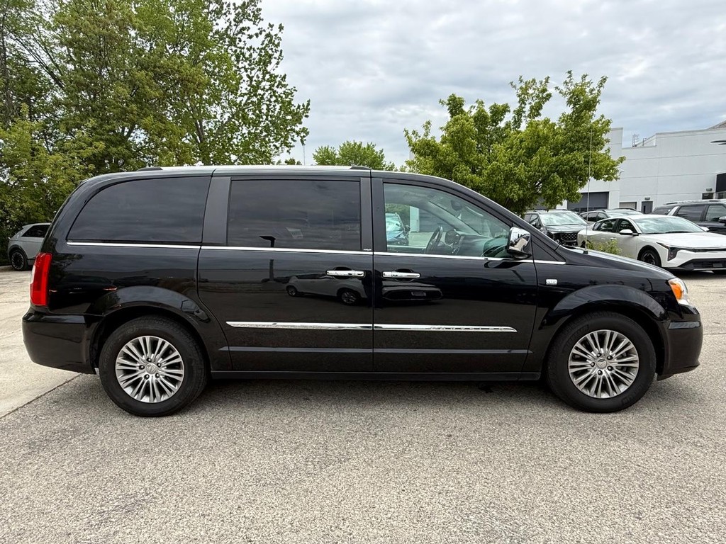 Chrysler Town & Country Vehicle Full-screen Gallery Image 02