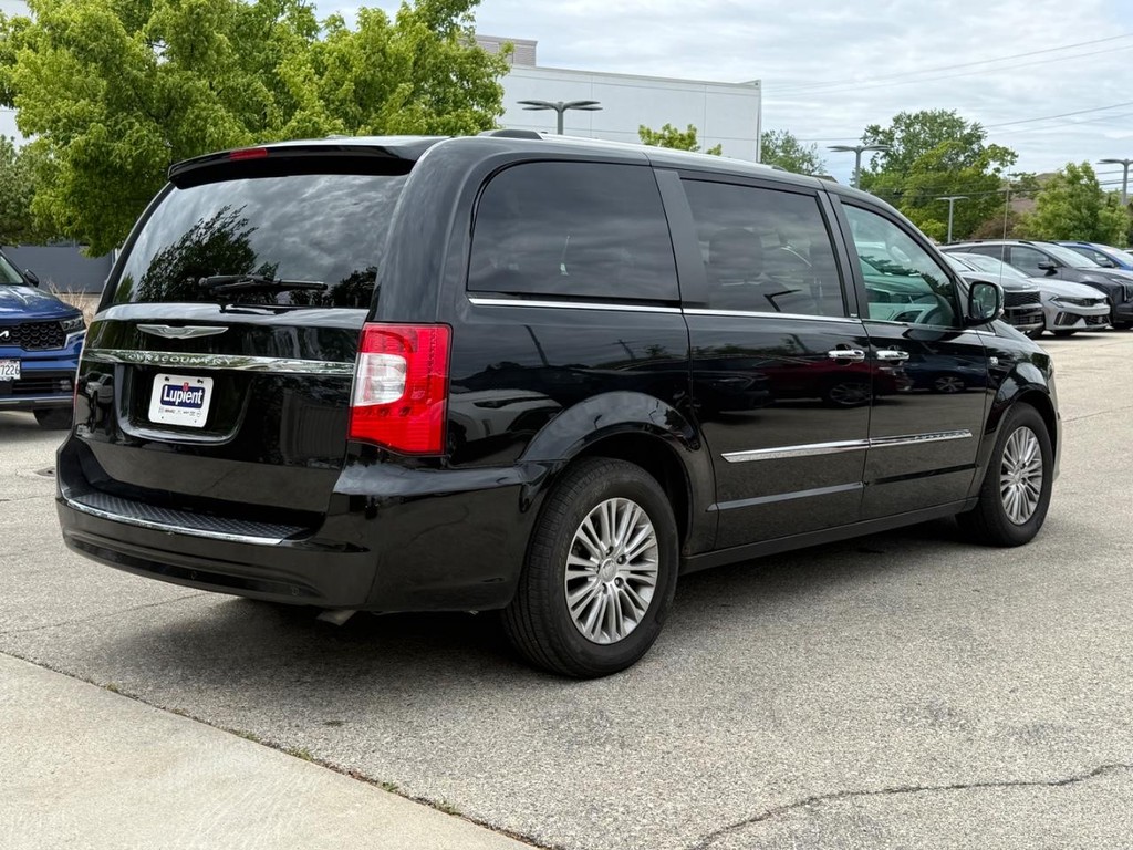 Chrysler Town & Country Vehicle Full-screen Gallery Image 03