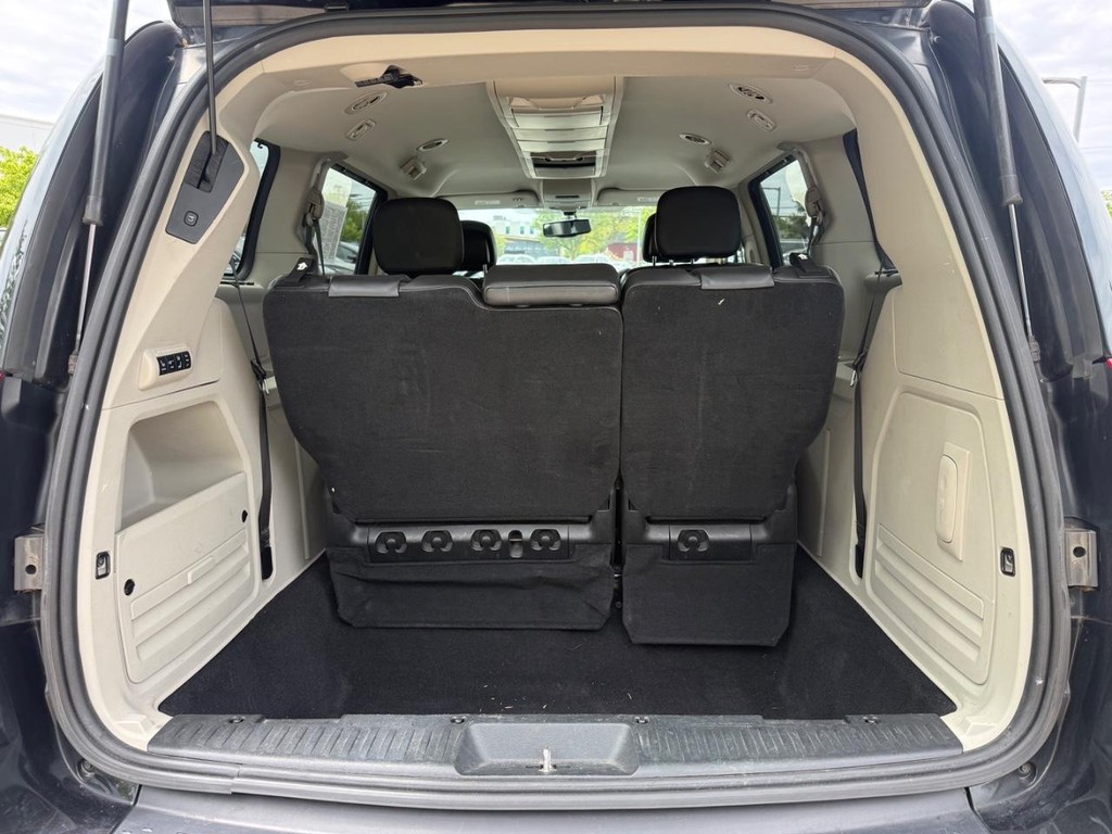 Chrysler Town & Country Vehicle Full-screen Gallery Image 05