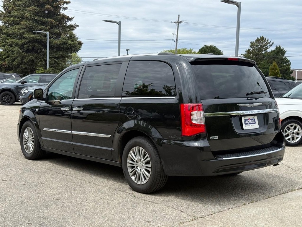 Chrysler Town & Country Vehicle Full-screen Gallery Image 06