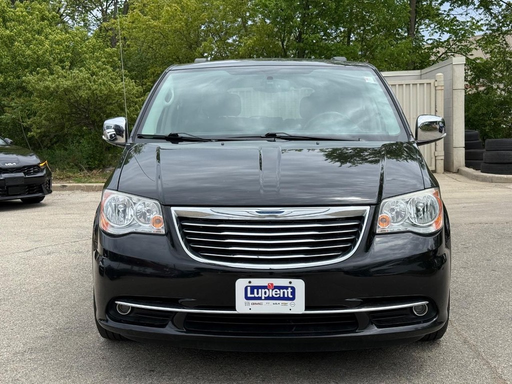Chrysler Town & Country Vehicle Full-screen Gallery Image 08