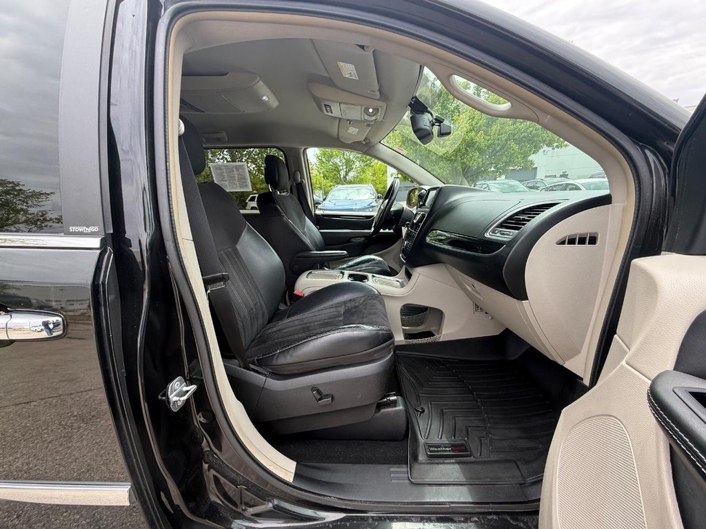Chrysler Town & Country Vehicle Full-screen Gallery Image 10