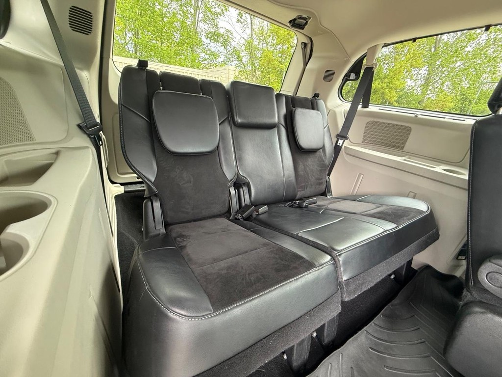 Chrysler Town & Country Vehicle Full-screen Gallery Image 11