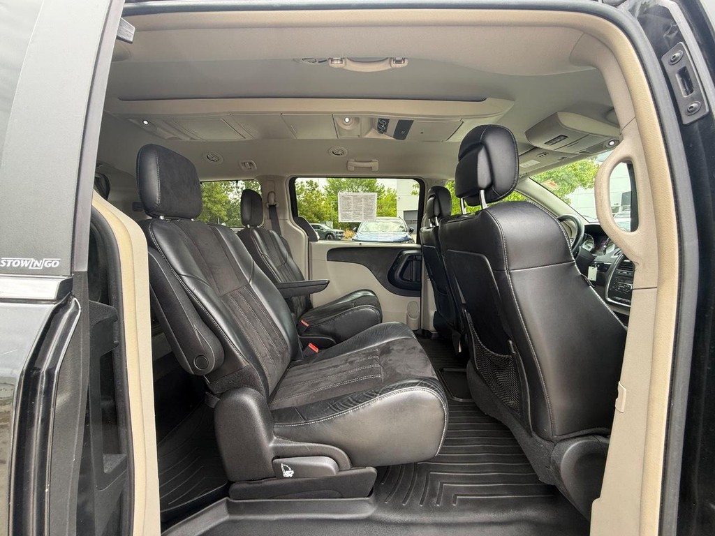 Chrysler Town & Country Vehicle Full-screen Gallery Image 12