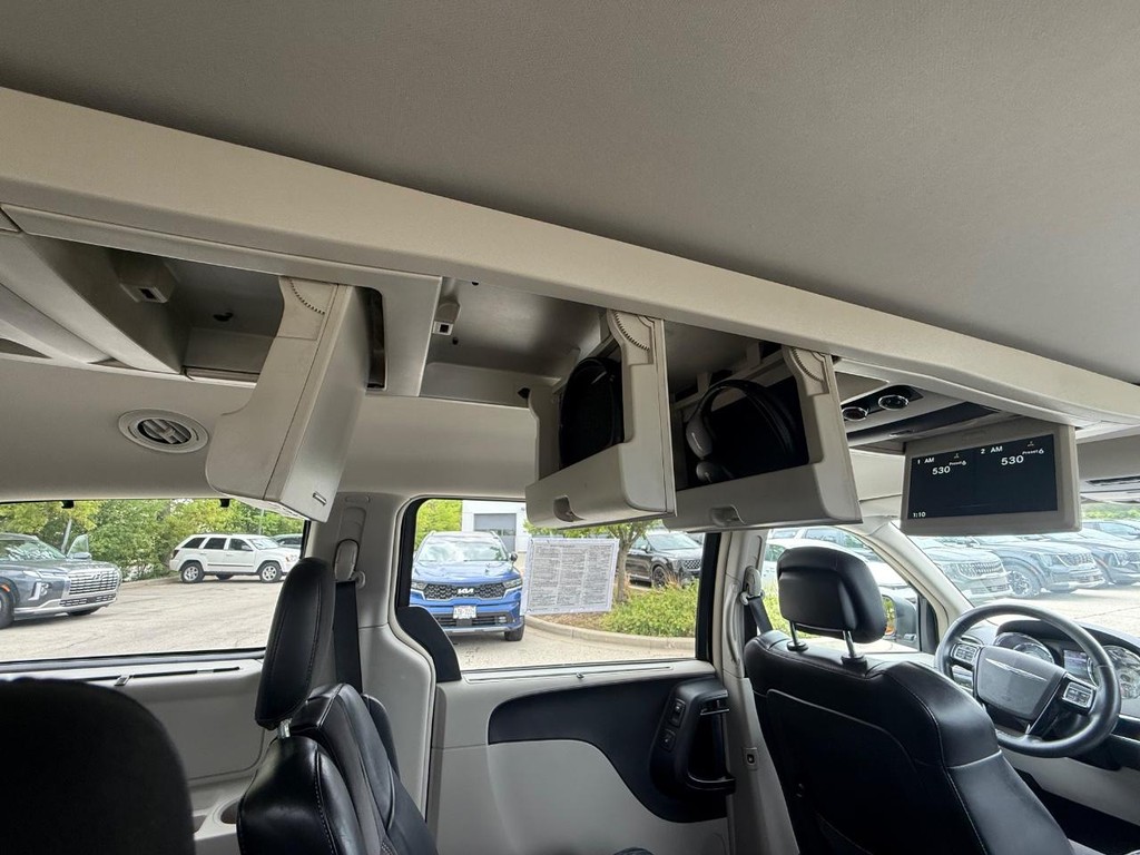 Chrysler Town & Country Vehicle Full-screen Gallery Image 13