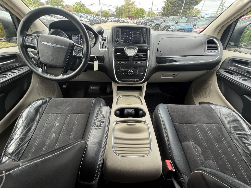 Chrysler Town & Country Vehicle Full-screen Gallery Image 14