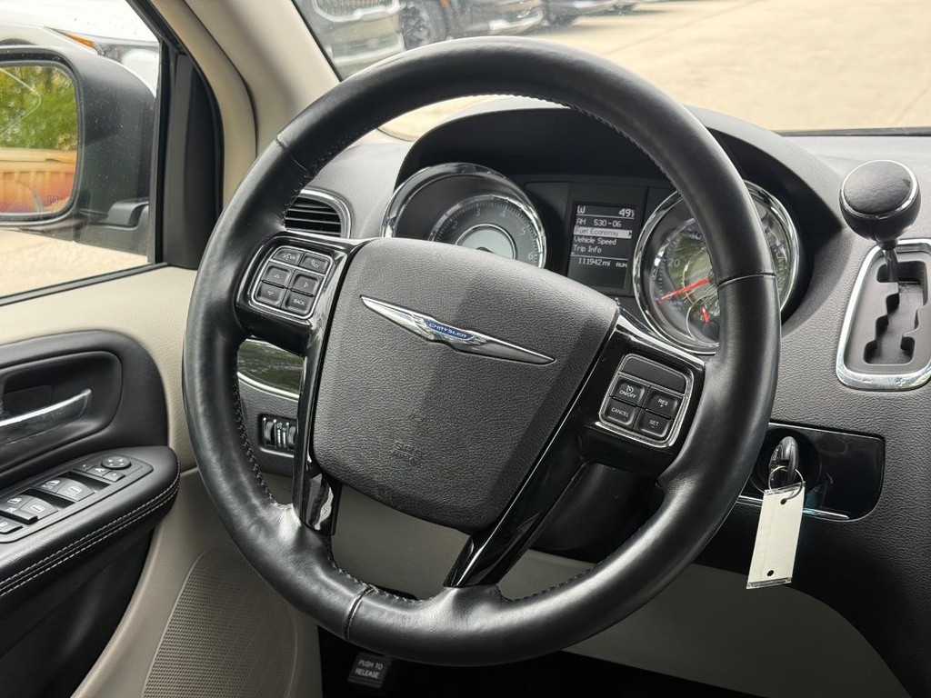 Chrysler Town & Country Vehicle Full-screen Gallery Image 15