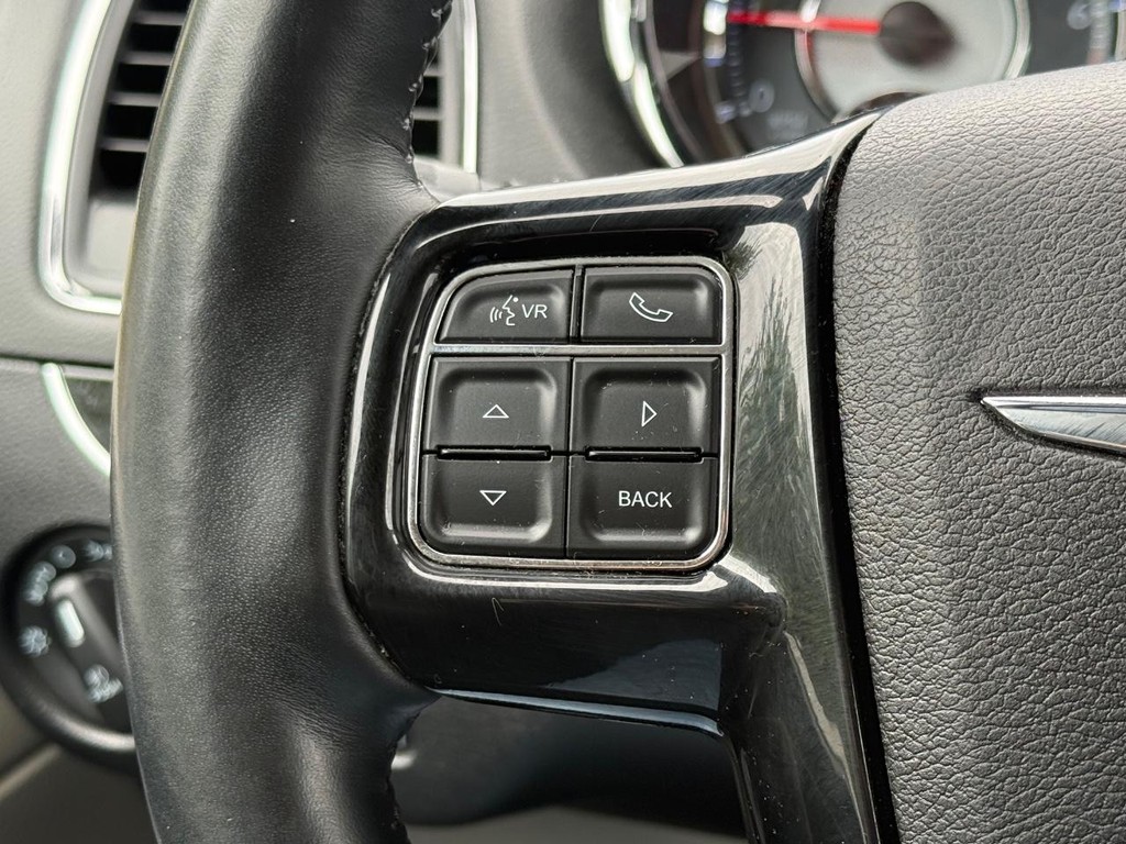 Chrysler Town & Country Vehicle Full-screen Gallery Image 16