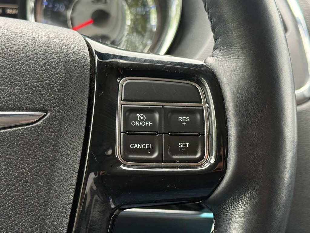 Chrysler Town & Country Vehicle Full-screen Gallery Image 17