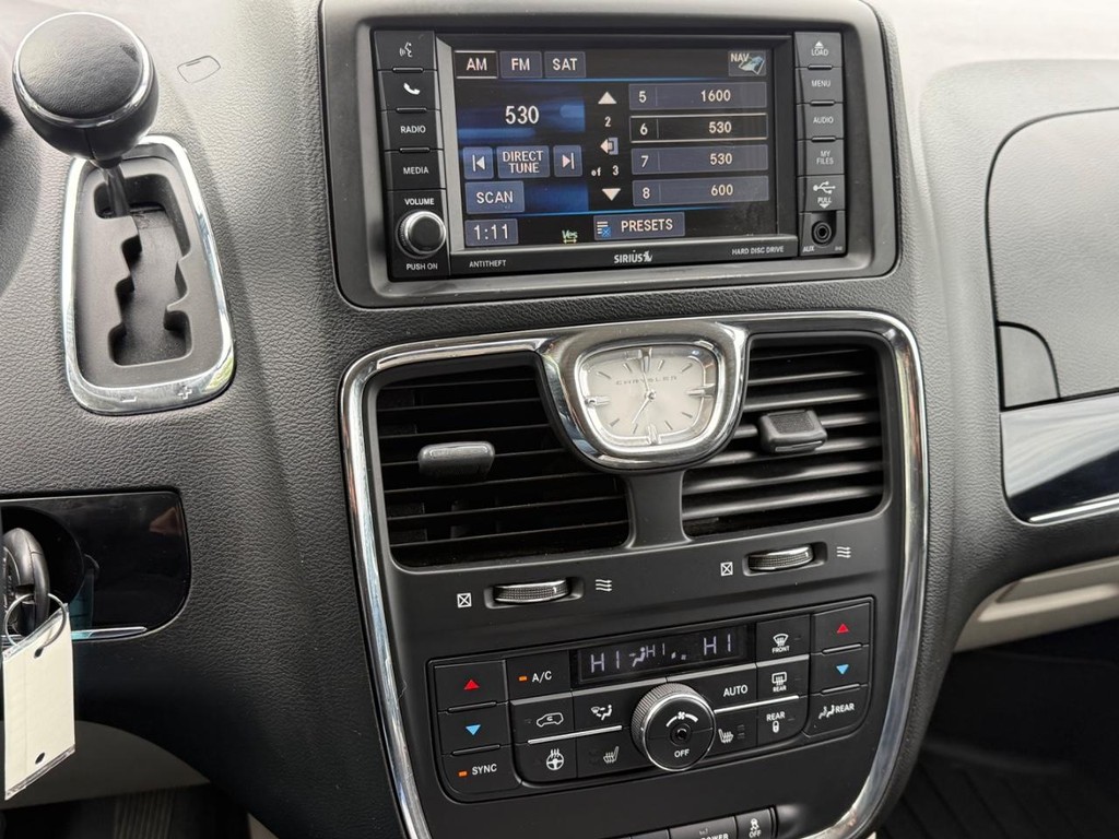 Chrysler Town & Country Vehicle Full-screen Gallery Image 18