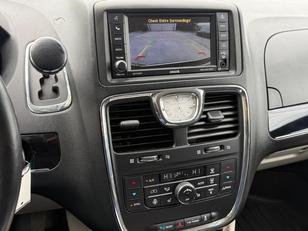 Chrysler Town & Country Vehicle Full-screen Gallery Image 19