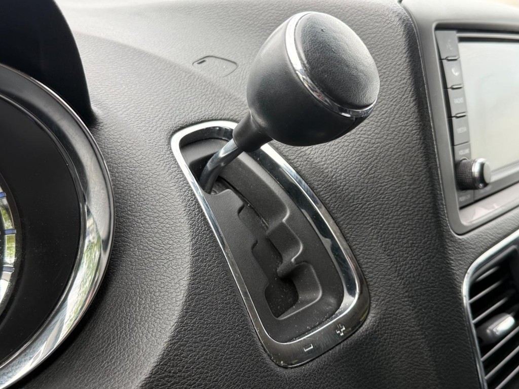 Chrysler Town & Country Vehicle Full-screen Gallery Image 20