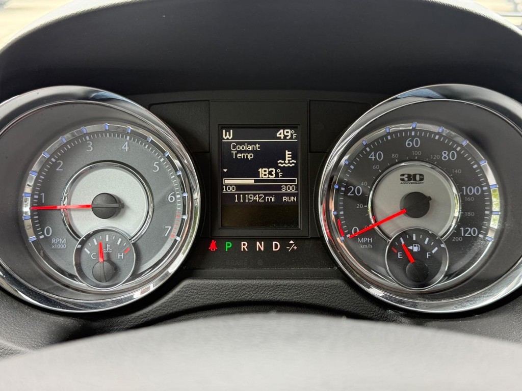 Chrysler Town & Country Vehicle Full-screen Gallery Image 21