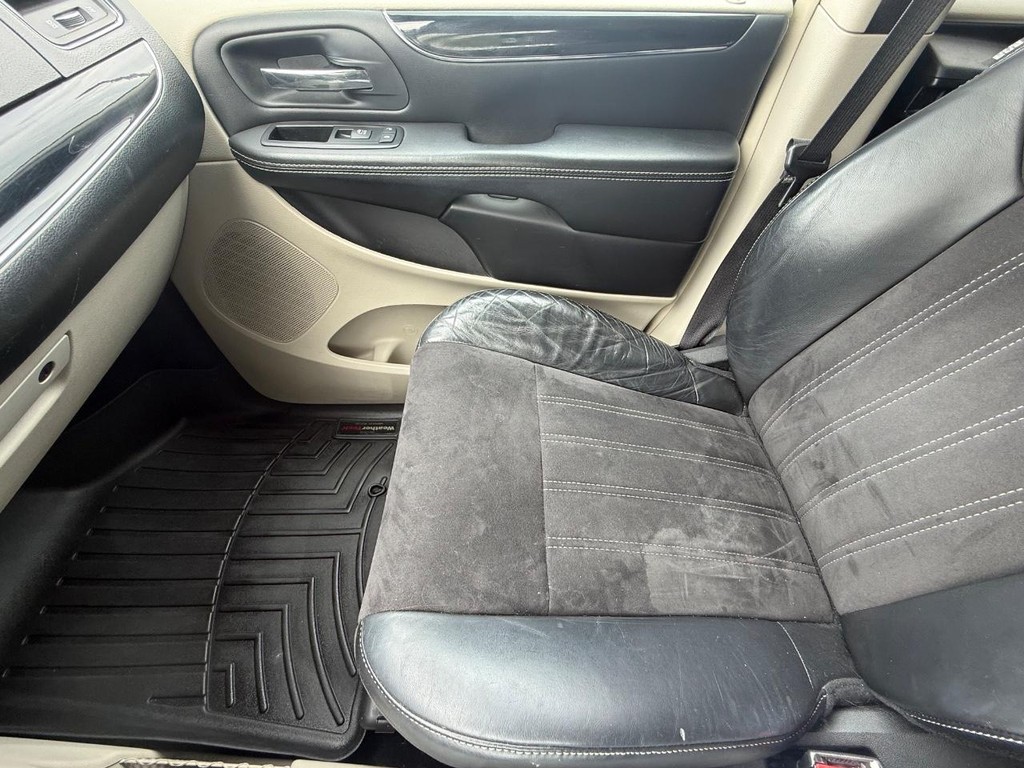 Chrysler Town & Country Vehicle Full-screen Gallery Image 22