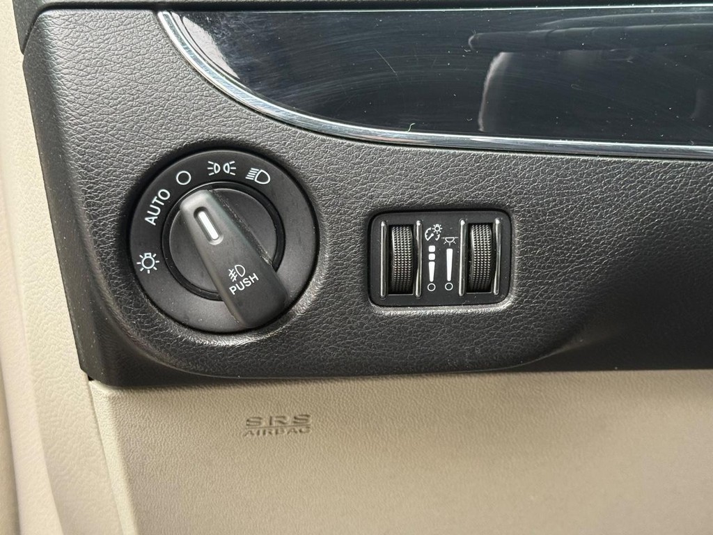 Chrysler Town & Country Vehicle Full-screen Gallery Image 23