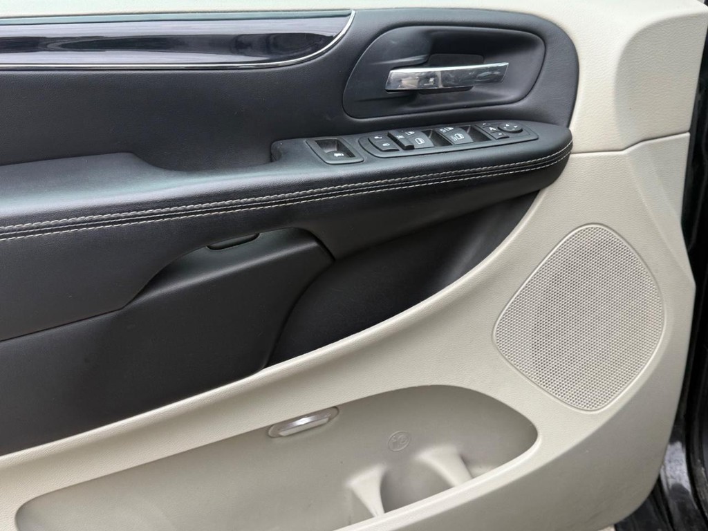 Chrysler Town & Country Vehicle Full-screen Gallery Image 24
