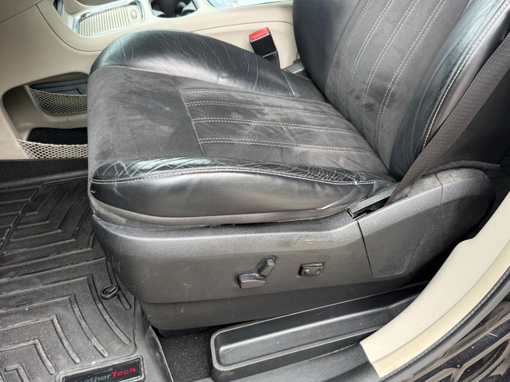 Chrysler Town & Country Vehicle Full-screen Gallery Image 25