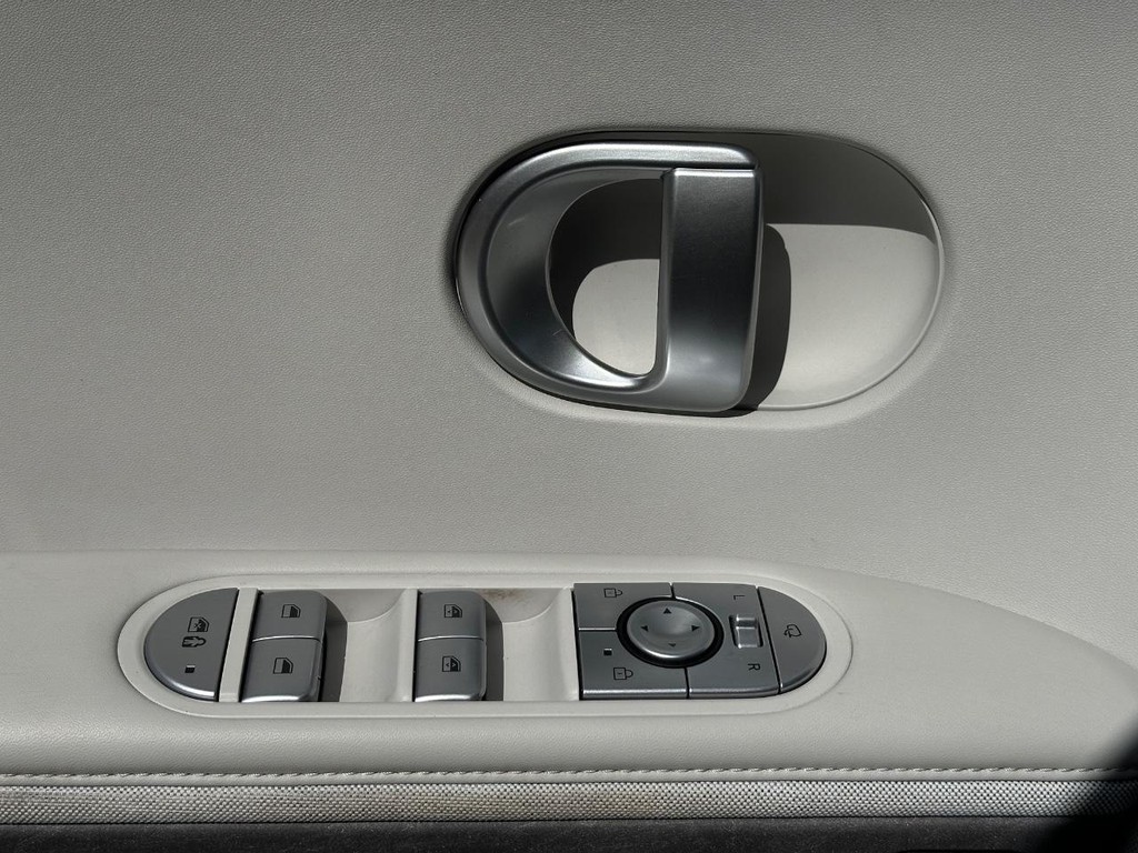 Hyundai IONIQ 5 Vehicle Full-screen Gallery Image 24