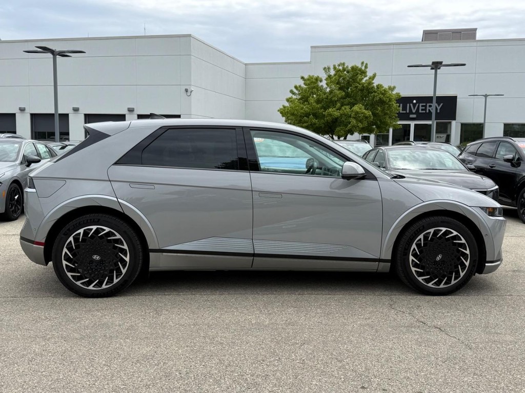 Hyundai IONIQ 5 Vehicle Full-screen Gallery Image 02