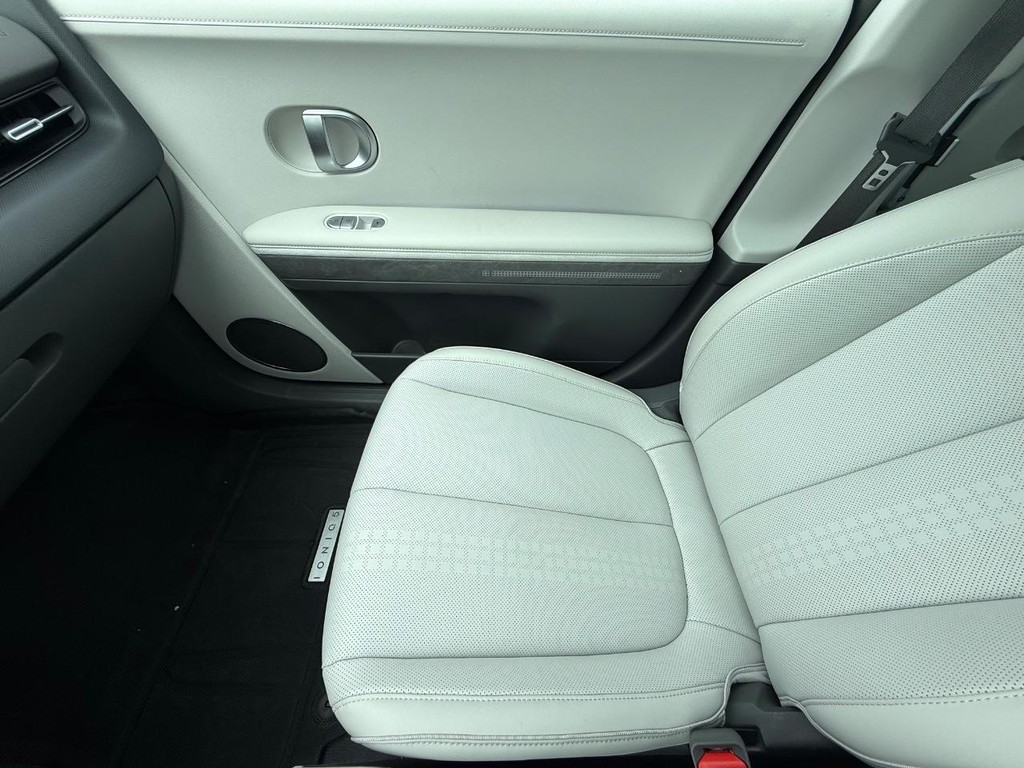 Hyundai IONIQ 5 Vehicle Full-screen Gallery Image 21