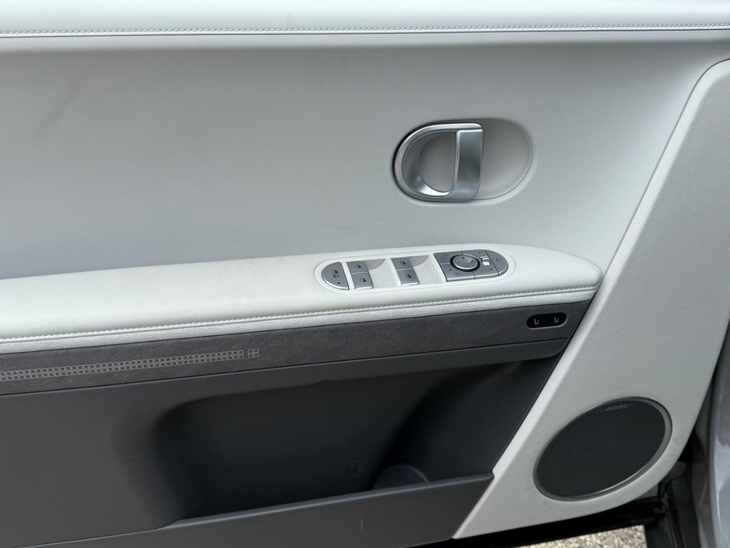 Hyundai IONIQ 5 Vehicle Full-screen Gallery Image 24