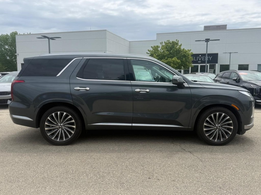 Hyundai Palisade Vehicle Full-screen Gallery Image 02