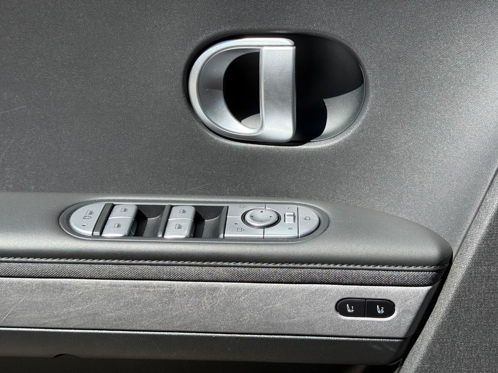 Hyundai IONIQ 5 Vehicle Full-screen Gallery Image 24