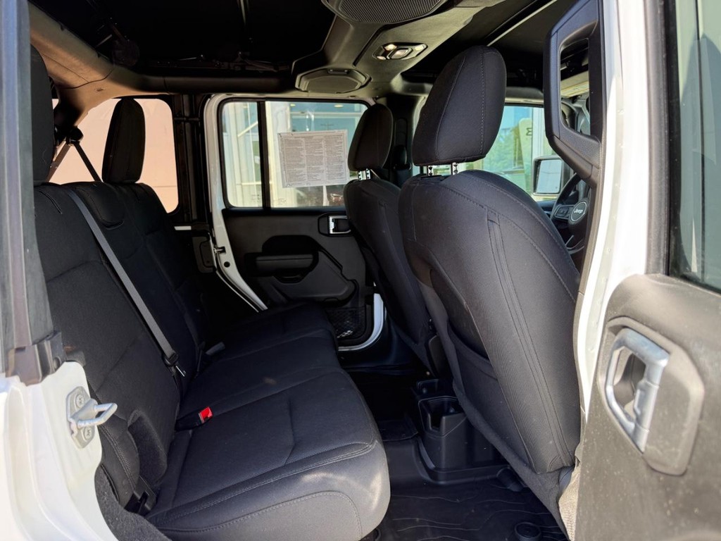 Jeep Wrangler Vehicle Full-screen Gallery Image 10