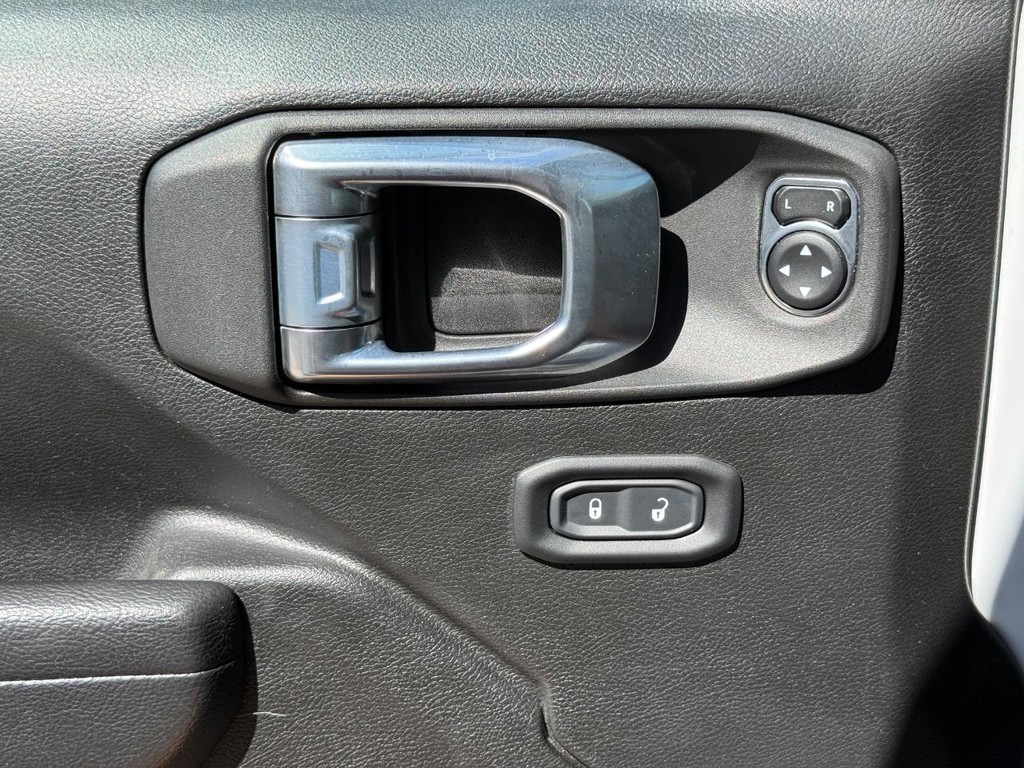 Jeep Wrangler Vehicle Full-screen Gallery Image 25