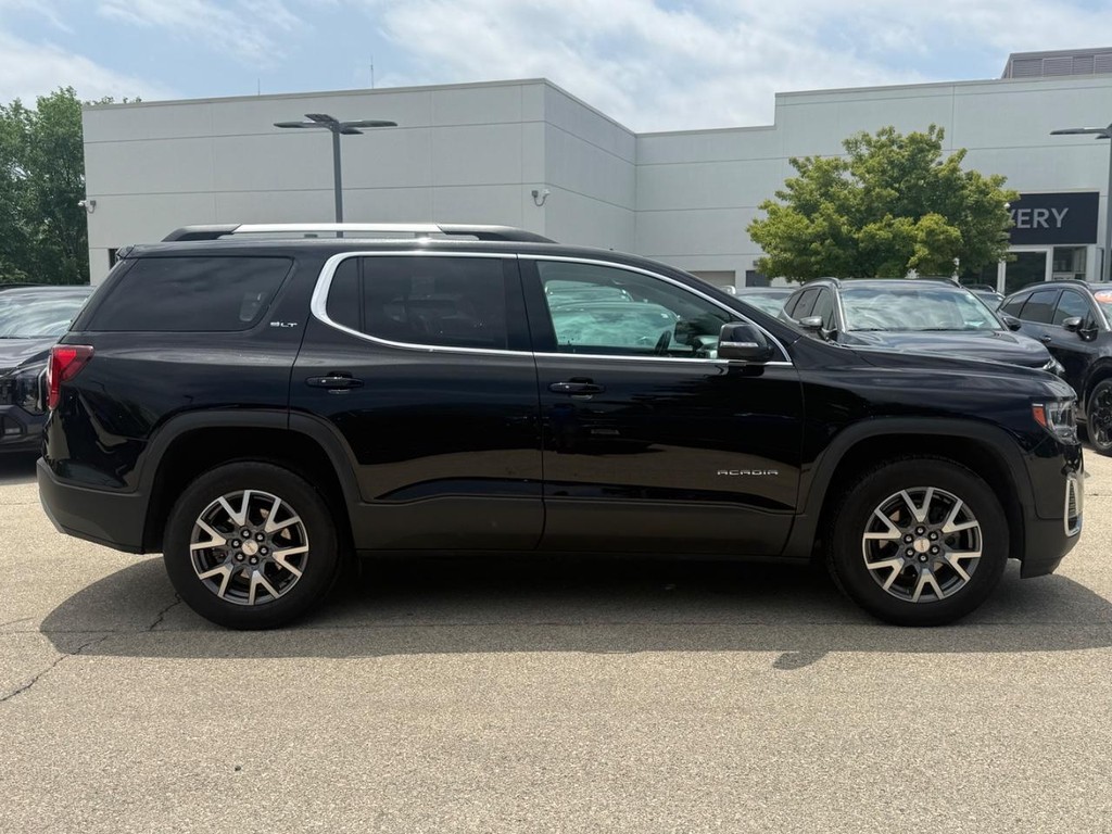 GMC Acadia Vehicle Full-screen Gallery Image 02