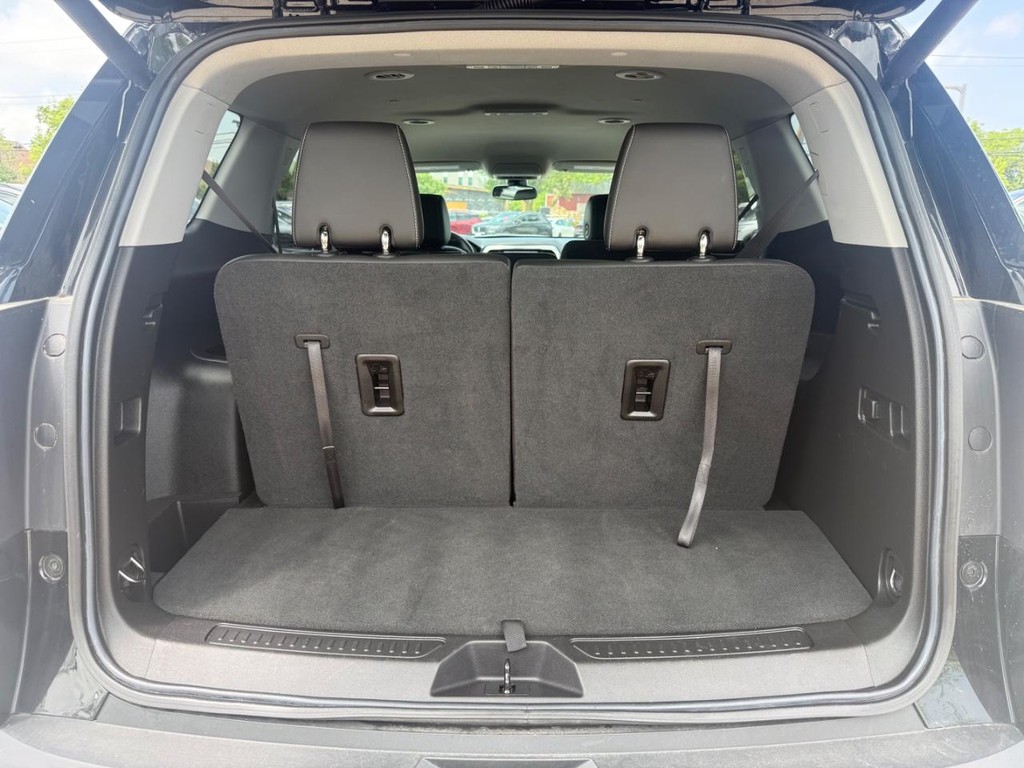 GMC Acadia Vehicle Full-screen Gallery Image 05