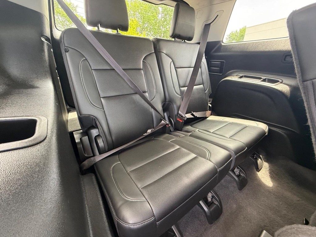 GMC Acadia Vehicle Full-screen Gallery Image 11