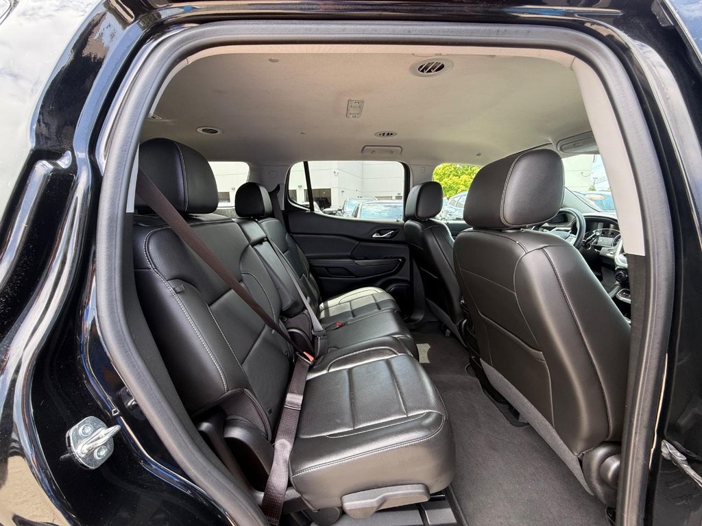 GMC Acadia Vehicle Full-screen Gallery Image 12
