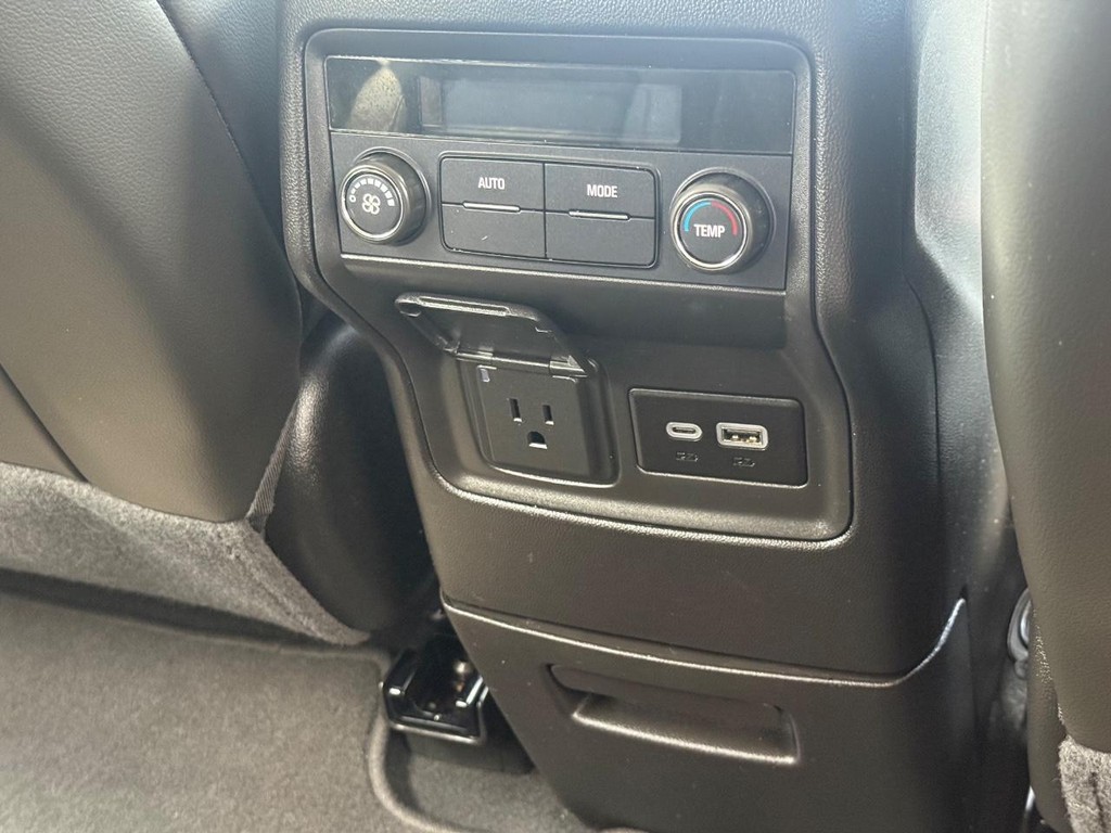 GMC Acadia Vehicle Full-screen Gallery Image 13