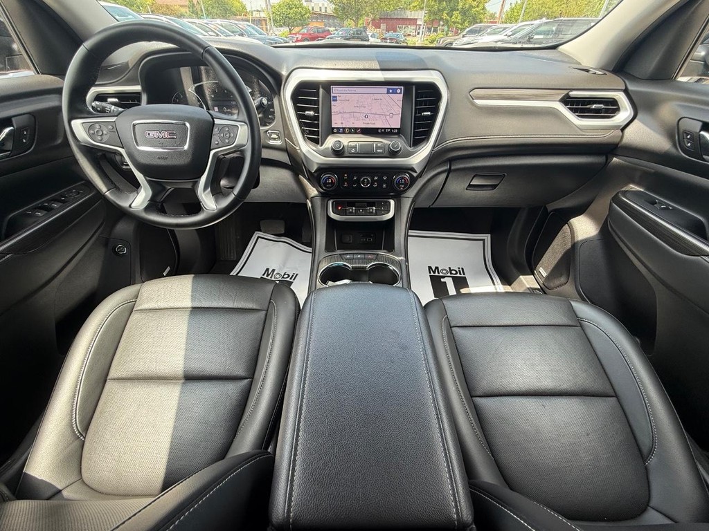GMC Acadia Vehicle Full-screen Gallery Image 14