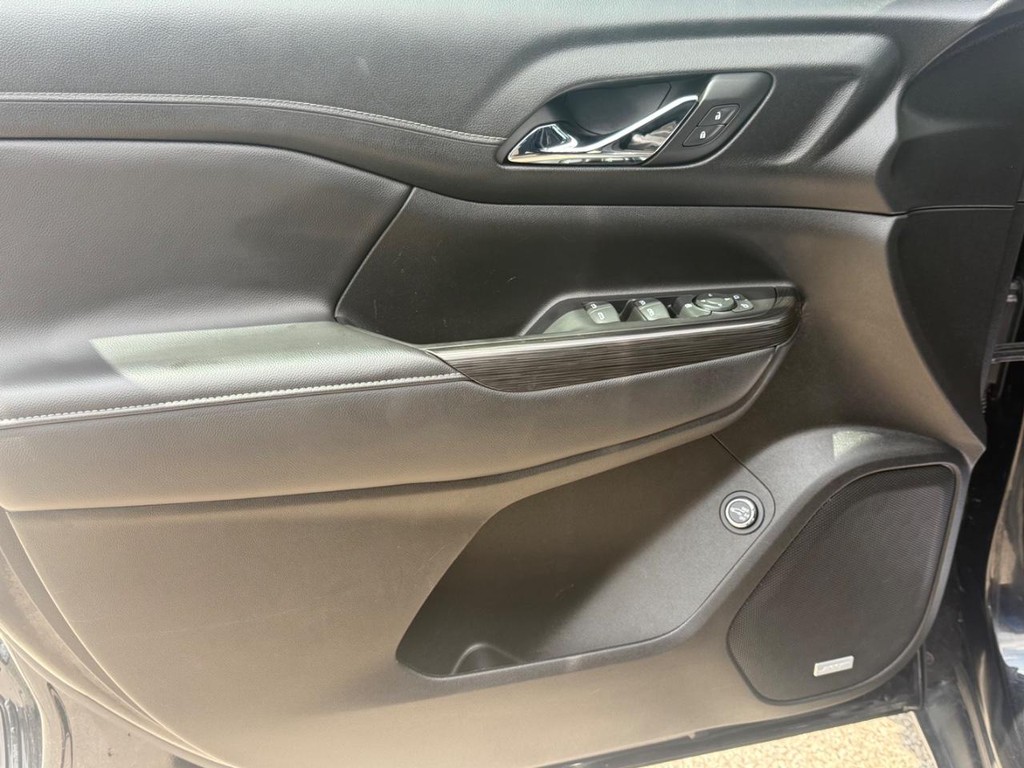 GMC Acadia Vehicle Full-screen Gallery Image 25