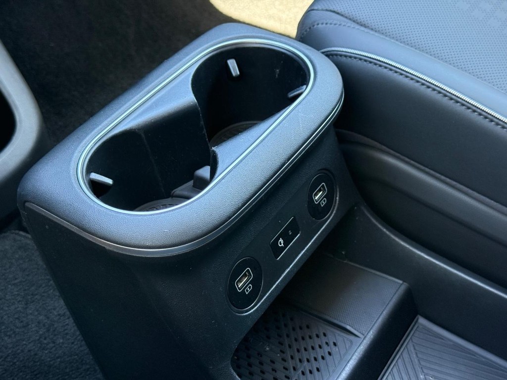 Hyundai IONIQ 5 Vehicle Full-screen Gallery Image 20