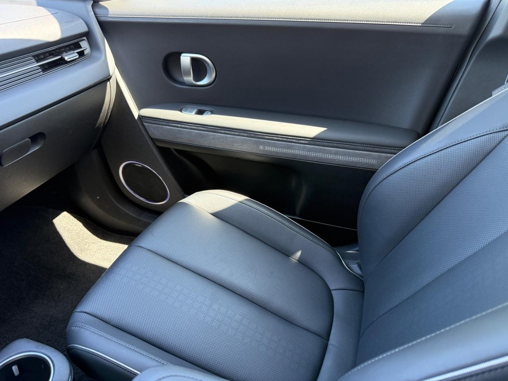 Hyundai IONIQ 5 Vehicle Full-screen Gallery Image 21
