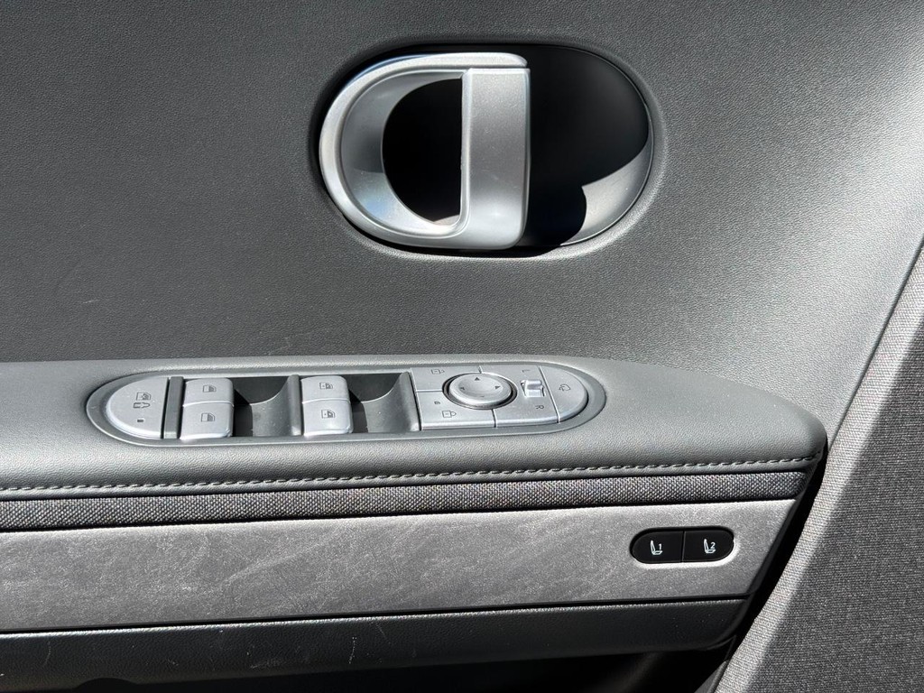 Hyundai IONIQ 5 Vehicle Full-screen Gallery Image 24