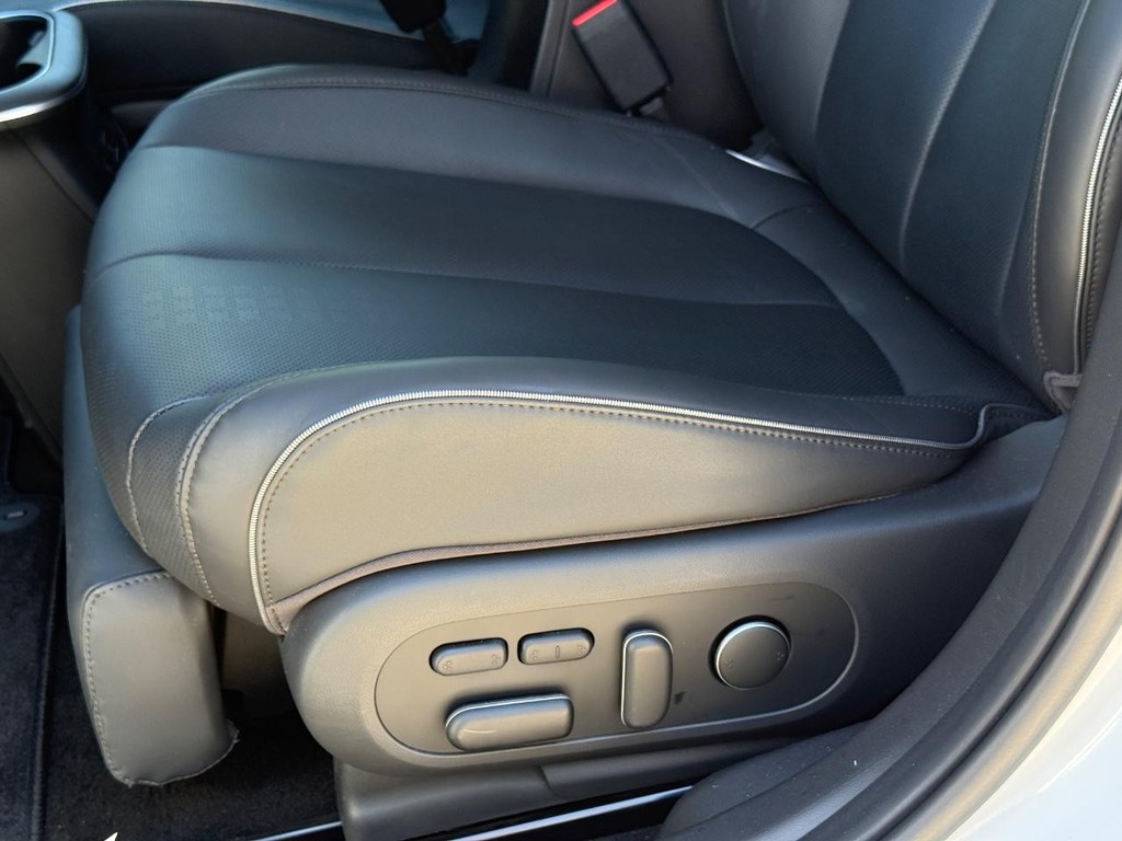 Hyundai IONIQ 5 Vehicle Full-screen Gallery Image 25