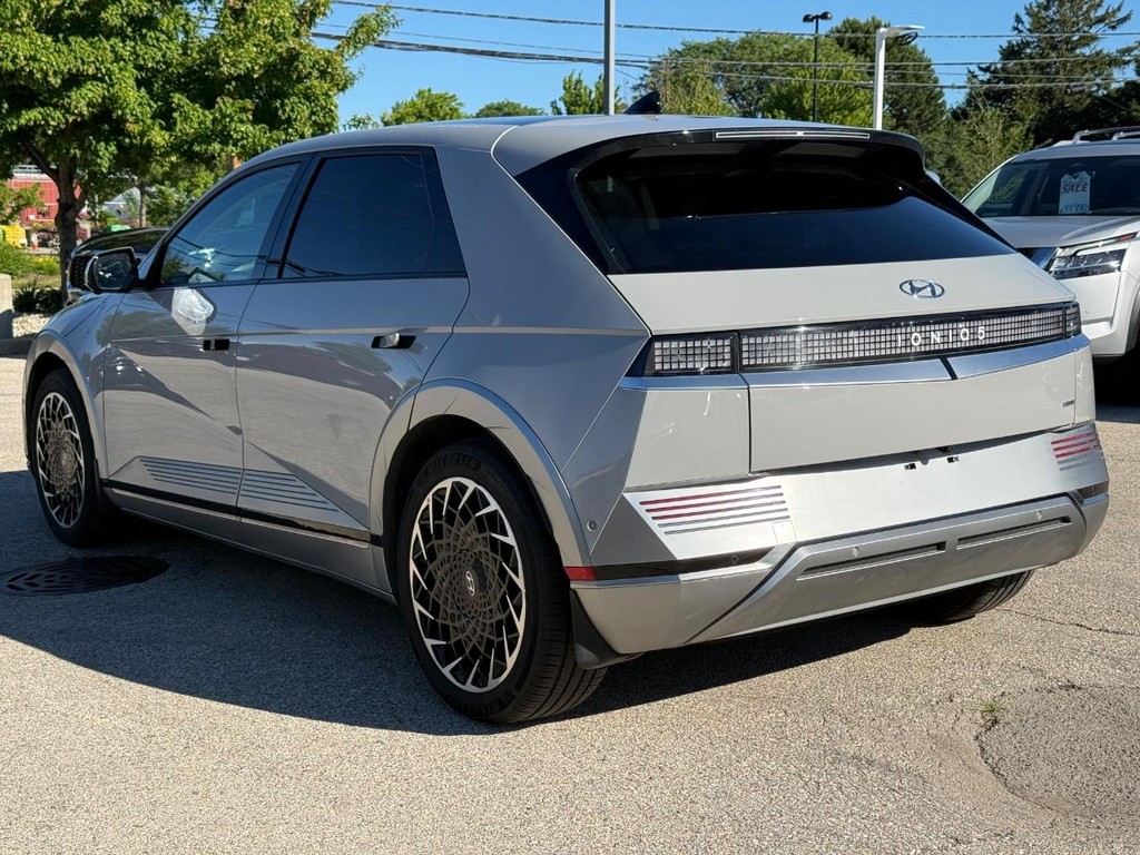 Hyundai IONIQ 5 Vehicle Full-screen Gallery Image 05