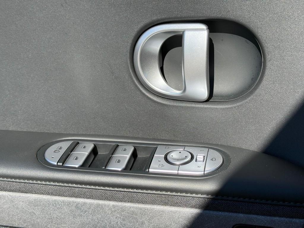 Hyundai IONIQ 5 Vehicle Full-screen Gallery Image 18