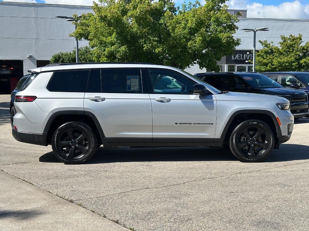 Jeep Grand Cherokee L Vehicle Full-screen Gallery Image 02