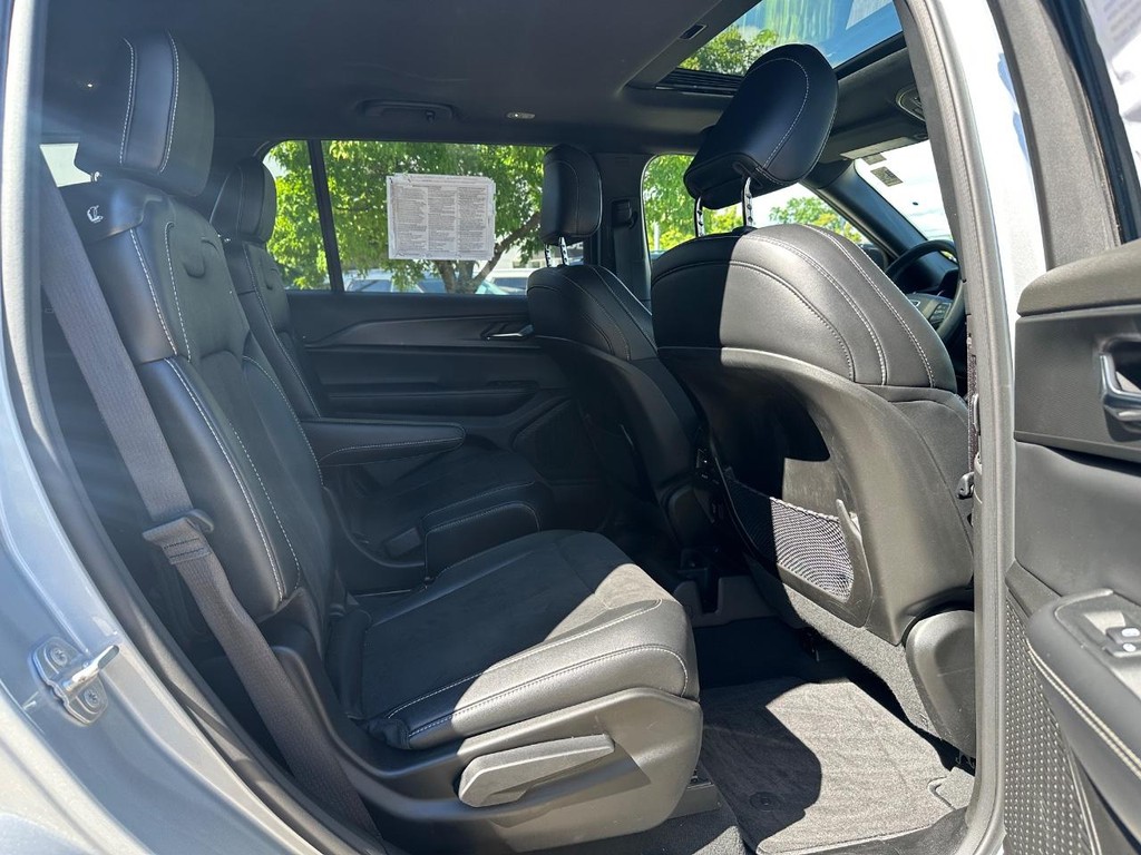 Jeep Grand Cherokee L Vehicle Full-screen Gallery Image 11