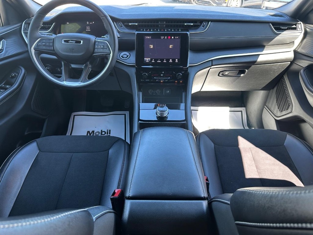 Jeep Grand Cherokee L Vehicle Full-screen Gallery Image 13