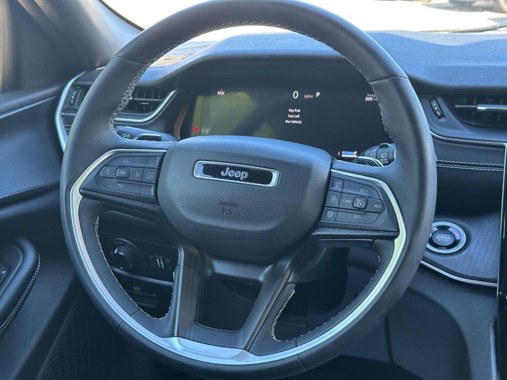 Jeep Grand Cherokee L Vehicle Full-screen Gallery Image 14
