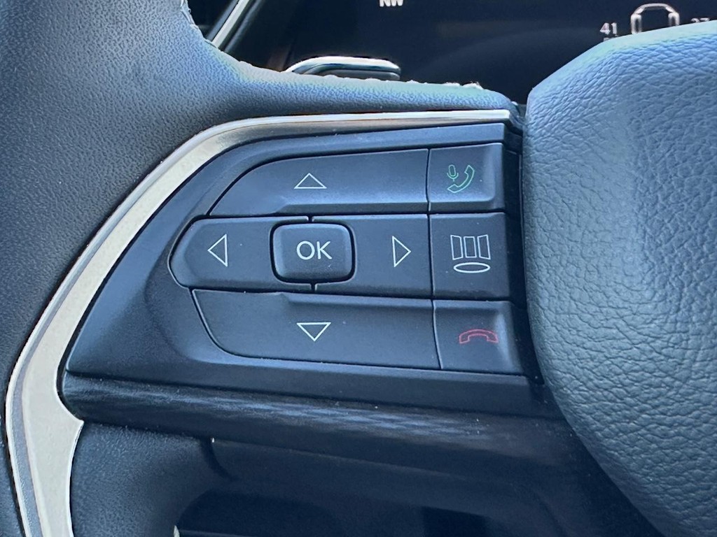 Jeep Grand Cherokee L Vehicle Full-screen Gallery Image 15