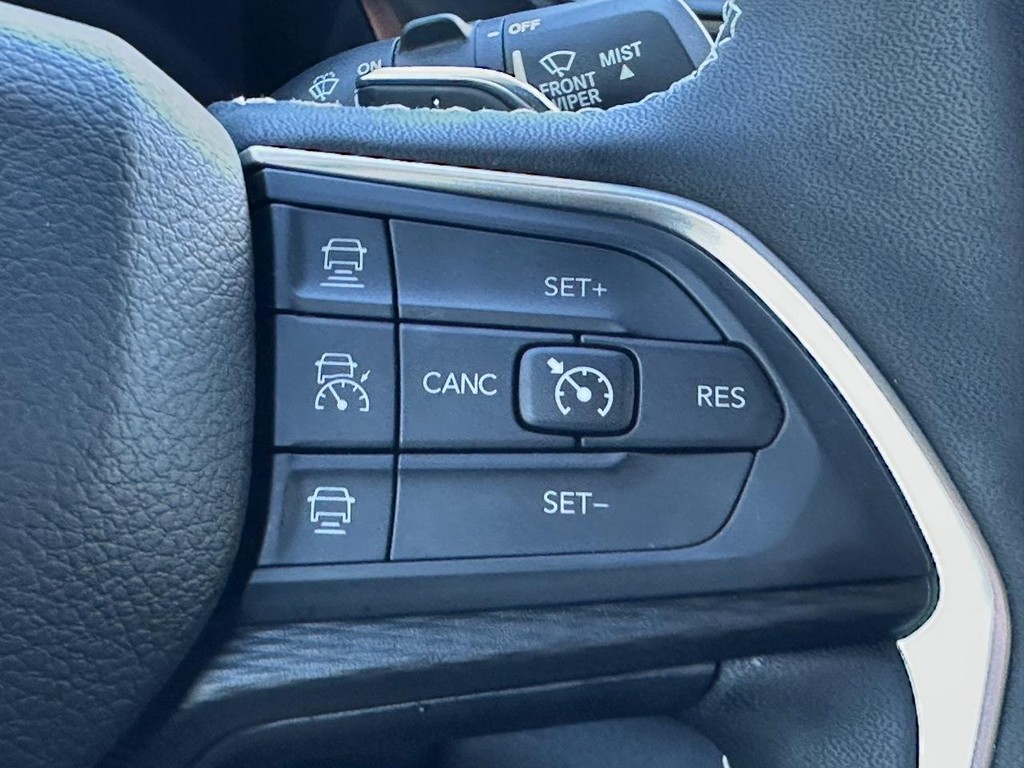 Jeep Grand Cherokee L Vehicle Full-screen Gallery Image 16
