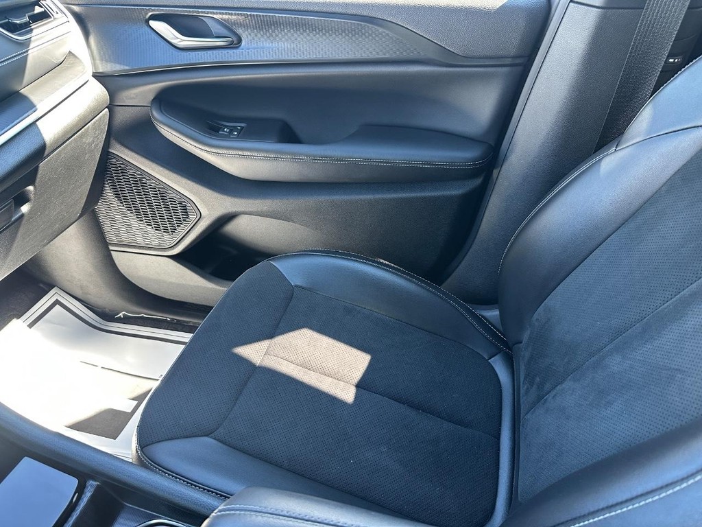 Jeep Grand Cherokee L Vehicle Full-screen Gallery Image 22